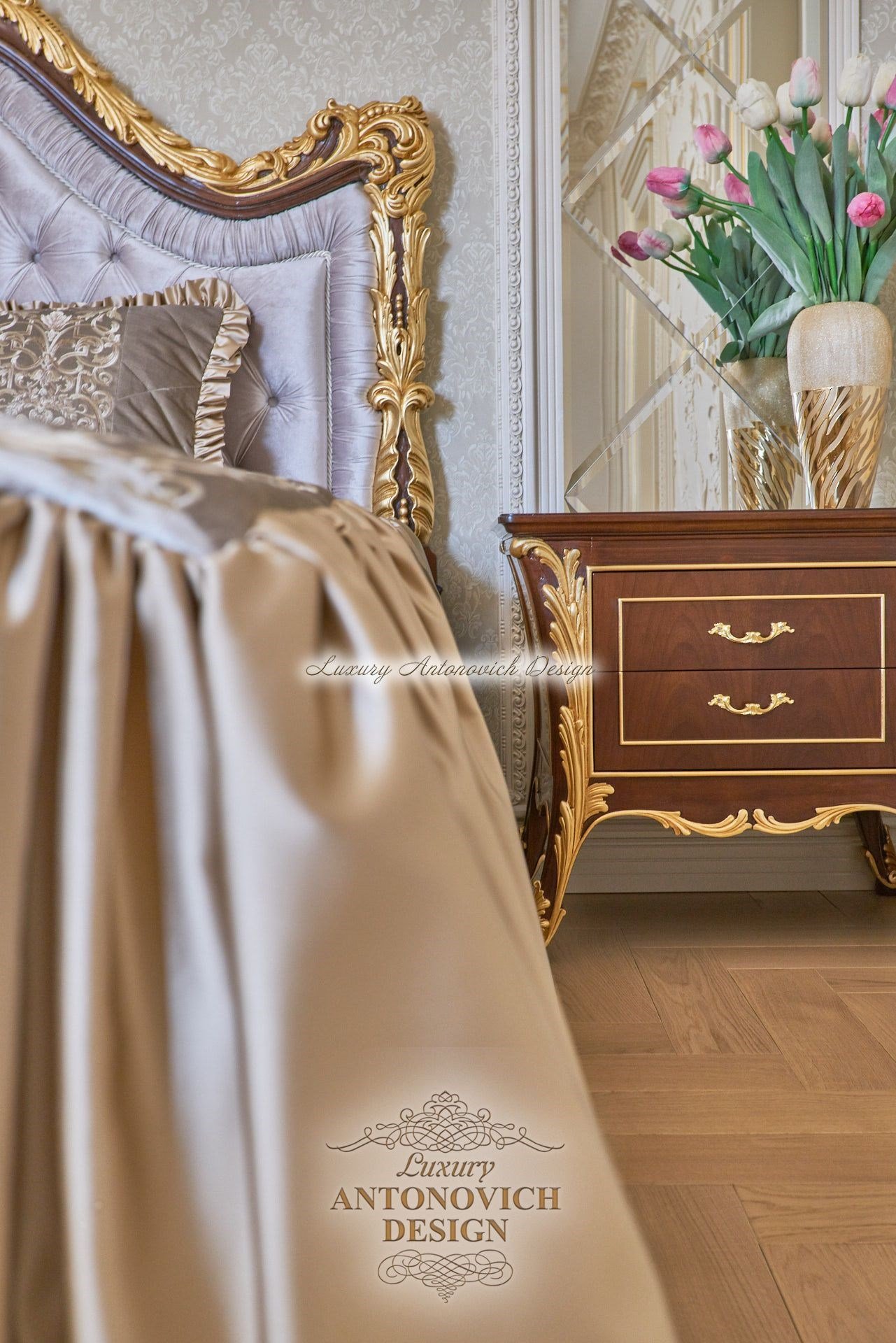 Изысканные портьеры в классическом стиле в интерьере спальни