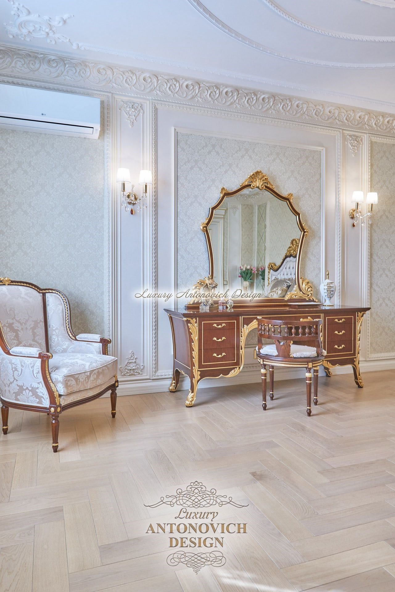 Роскошный классический дизайн интерьера хозяйской спальни коттеджа в Астане