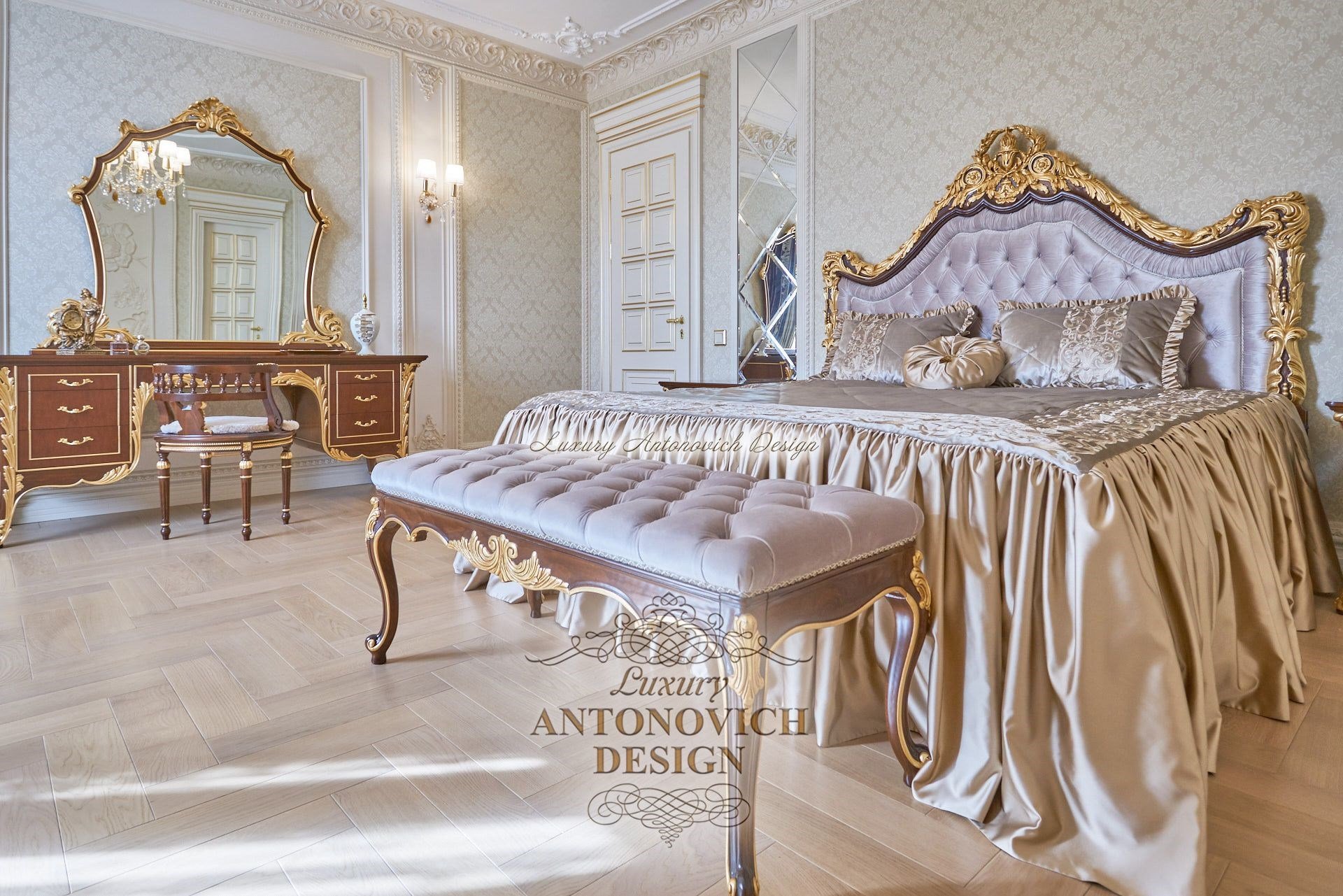 Элитный классический дизайн интерьера хозяйской спальни коттеджа в Астане