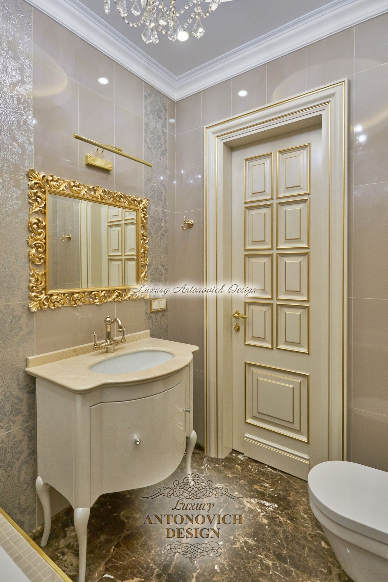Респектабельный интерьер ванной комнаты в классическом стиле