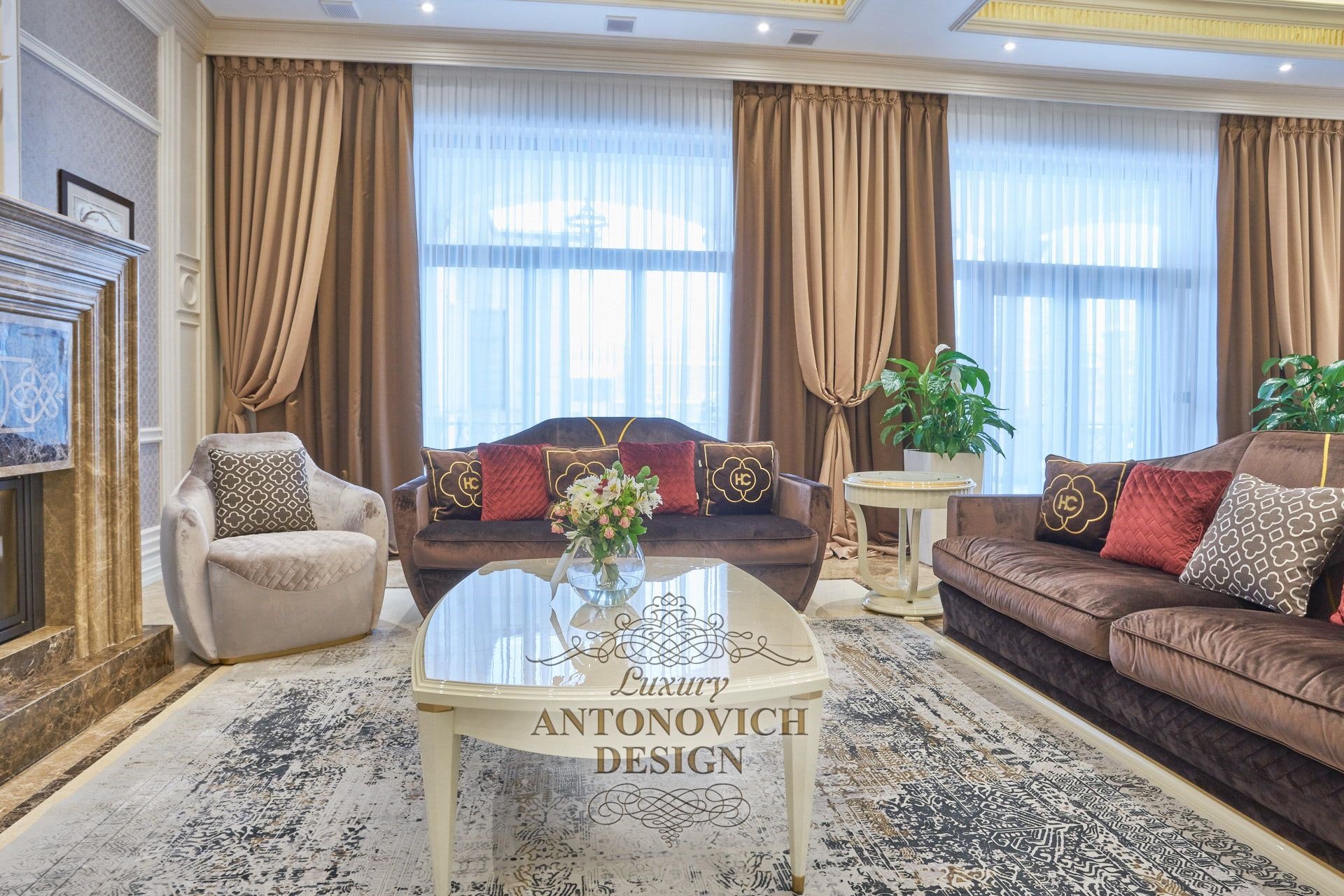 Гостиная в неоклассическом стиле в частном доме Алматы