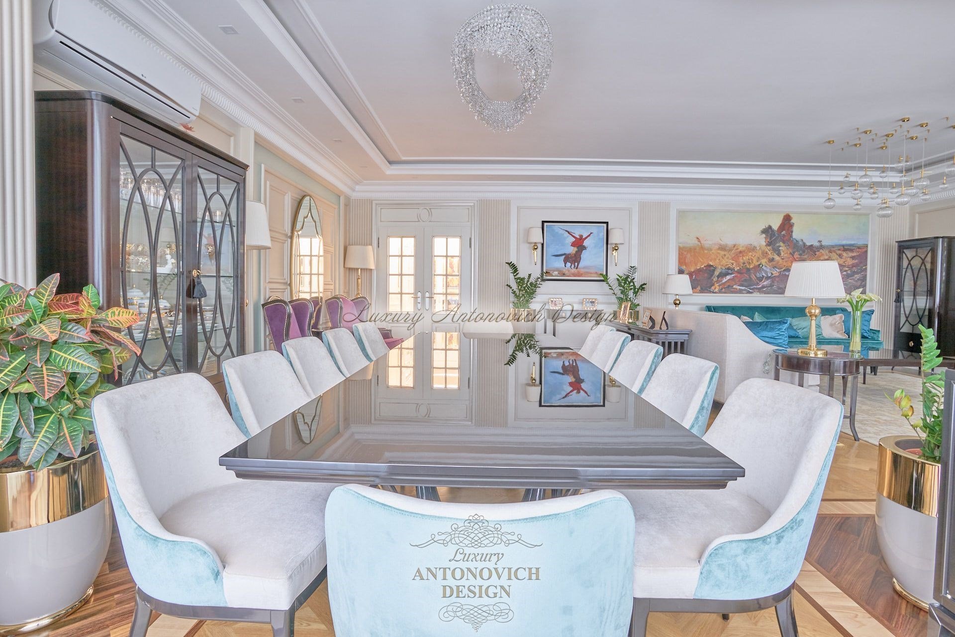 Элегантный интерьер столовой в стиле неоклассика, квартира в Астане