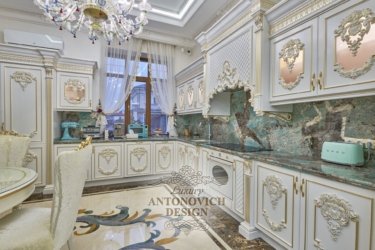 Кухня в классическом стиле дома в Астане
